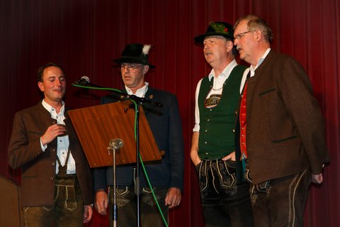 NQ8A3242.jpg - Mit dem Vierg’sang beim Gratulieren auf der Kurhausbühne