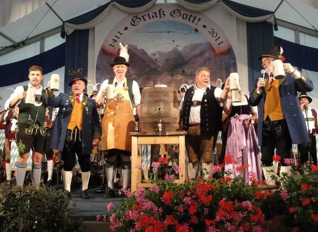Ozapft_is.jpg - "Ozapft is!" - beim 600jährigen Fest der Ruhpoldinger Schützen im August 2011