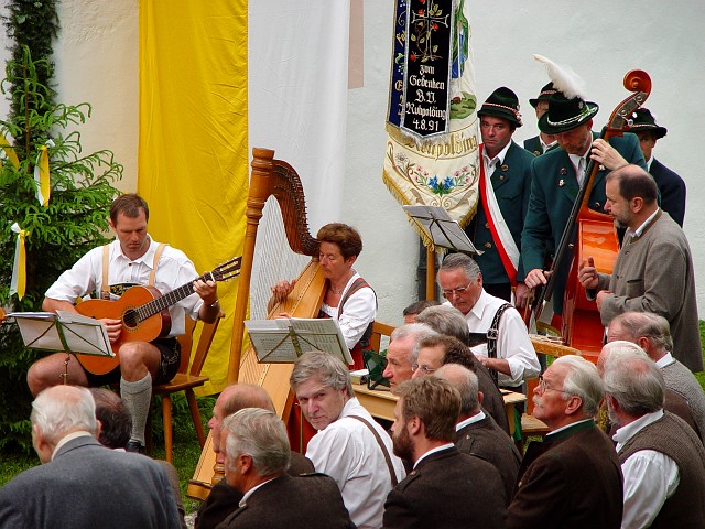 08.jpg - Als Kontrabassist mit der Rathausmusi