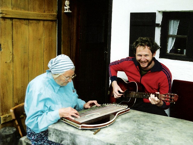 10.jpg - Beim Zusammenspielen mit der Brandler Anni auf der Bischoffelln-Alm