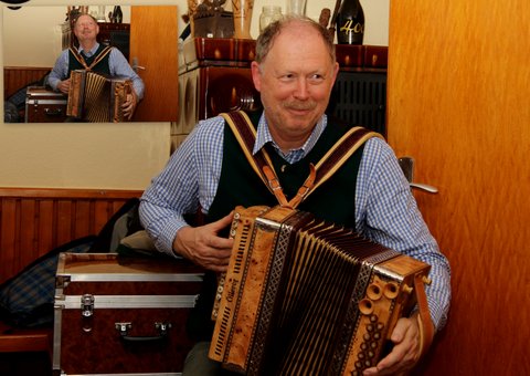 20123_bv_Tertenia.jpg - Auch der Bürgermeister spielt ein Gratulationsständchen