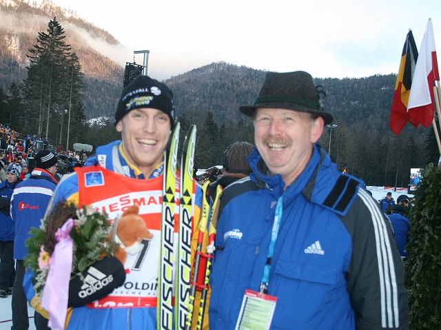 05.jpg - Mit dem schwedischen Biathleten Björn Ferry beim Weltcup 2008