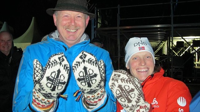2012_Berger.jpg - Ein selbstgestricktes Geschenk von der Weltmeisterkönigin Tora Berger, Quelle:  http://www.nrk.no/sport/skiskyting/1.8028079 